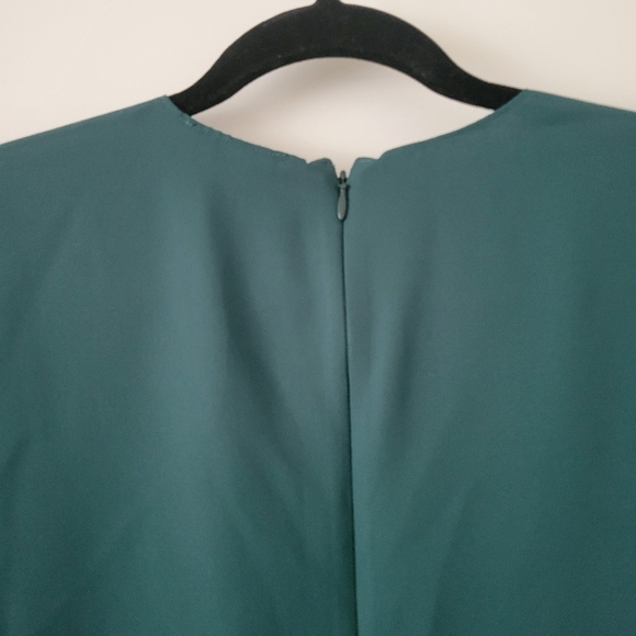 Express Twist Front Short Sleeve V-Neck in Emerald Green - Picture 6 of 9